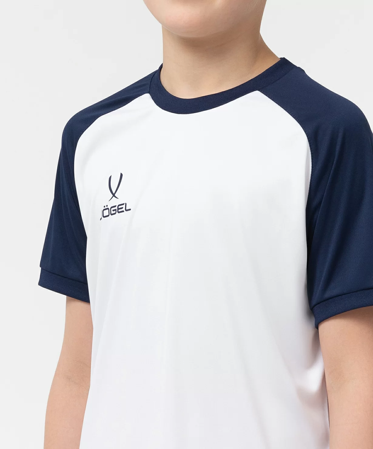 Реальное фото Футболка игровая JÖGEL CAMP Reglan Jersey, белый/темно-синий, детский от магазина Спортев