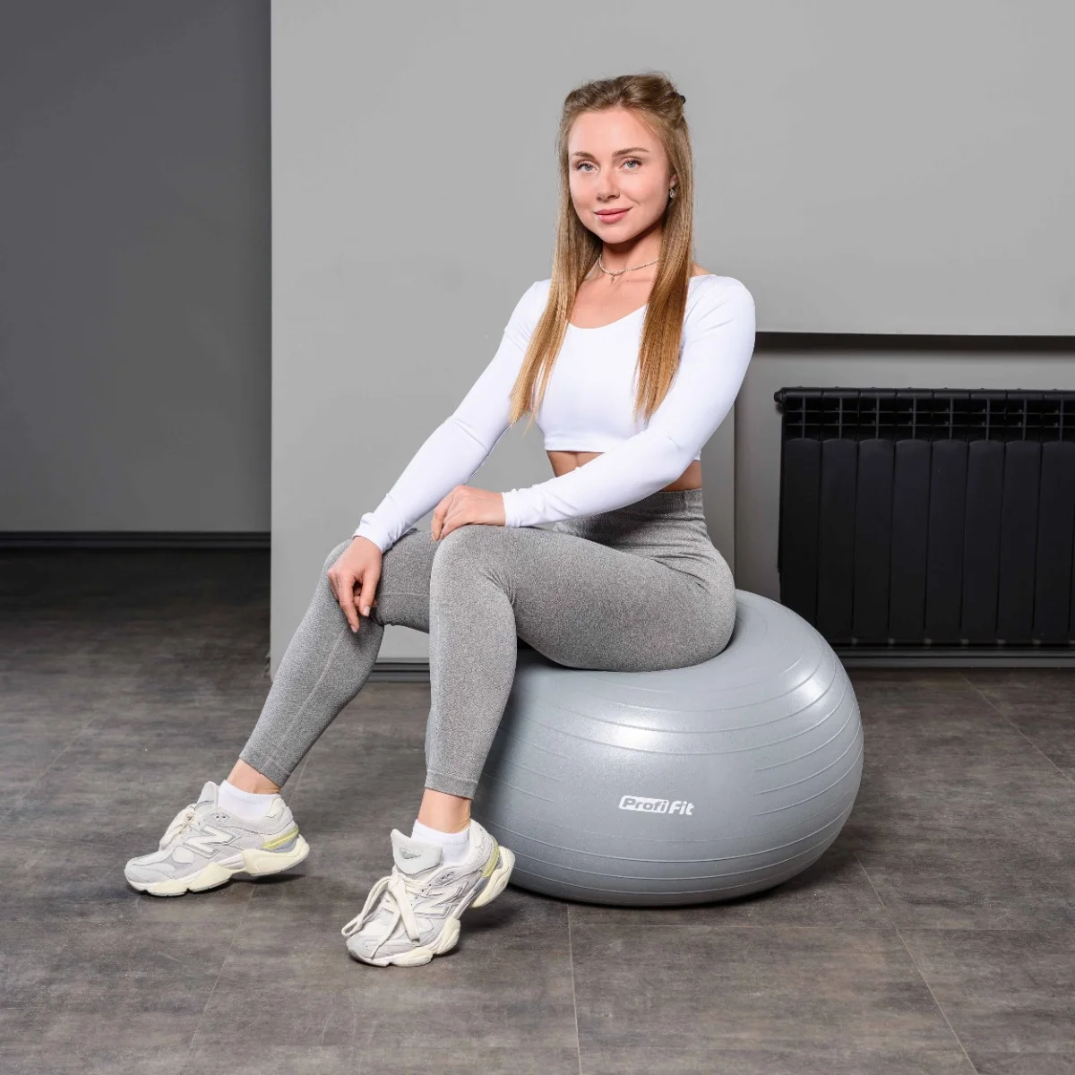 Реальное фото Гимнастический мяч антивзрыв D75 см PROFI-FIT от магазина Спортев