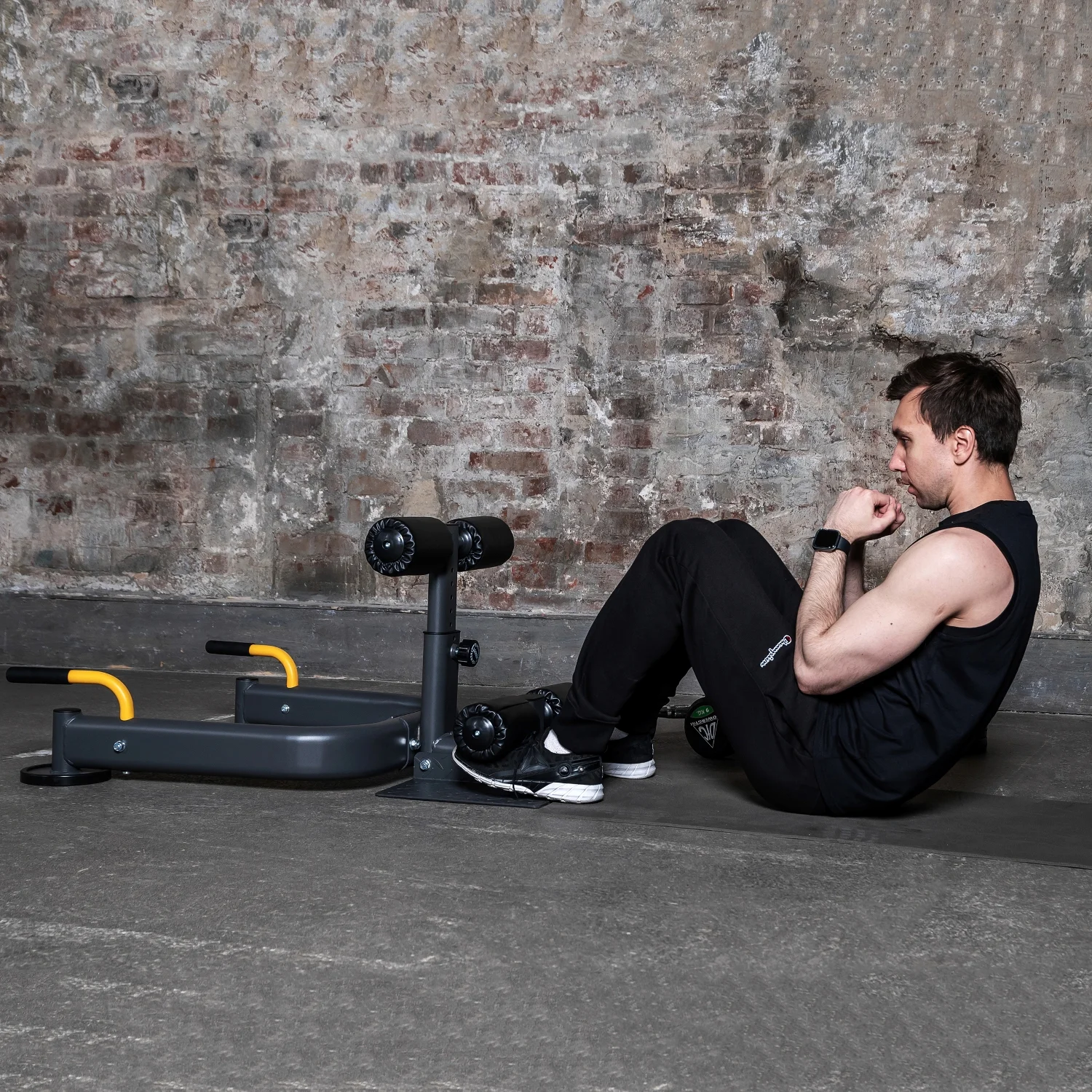 Реальное фото Тренажер для приседаний STONERISE S960 от магазина Спортев