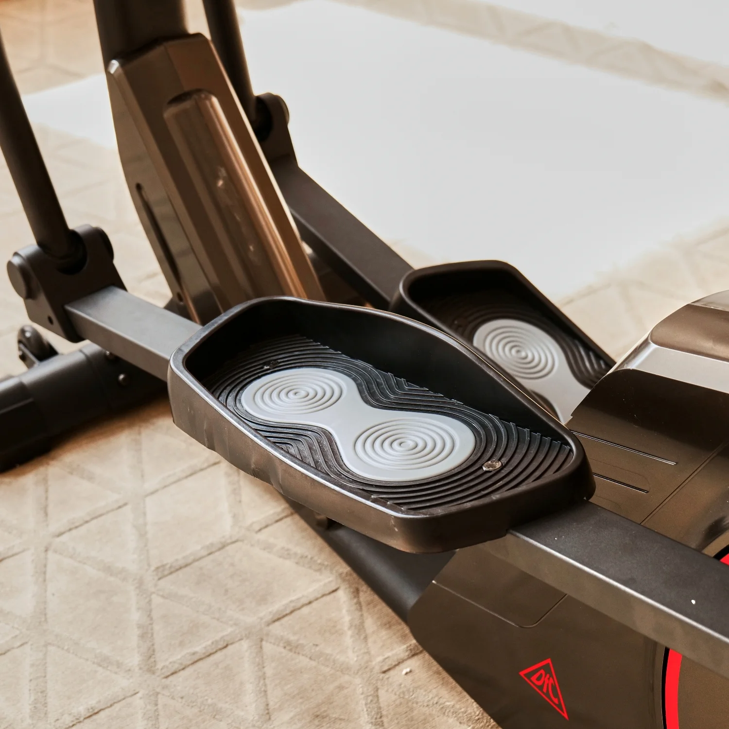 Реальное фото Эллиптический тренажер DFC E97602 магн.эл.привод от магазина Спортев