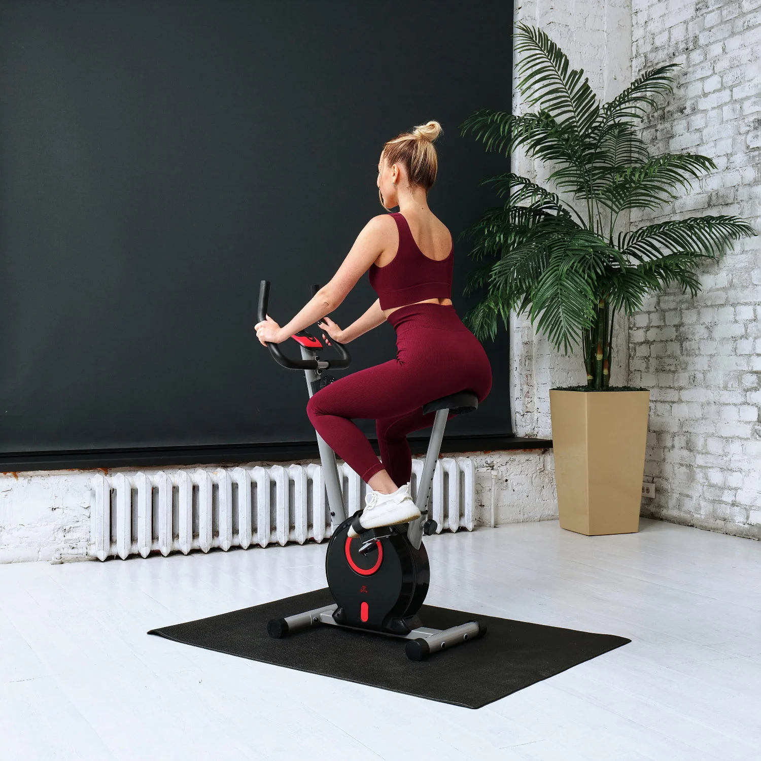 Реальное фото Велотренажер DFC B85001BR от магазина Спортев