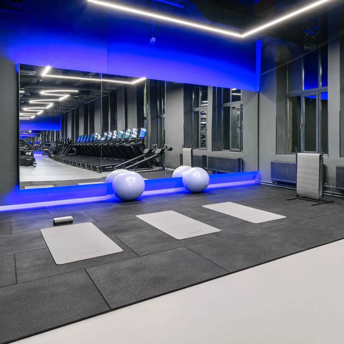 Реальное фото Гимнастический мяч антивзрыв D65 см PROFI-FIT от магазина Спортев