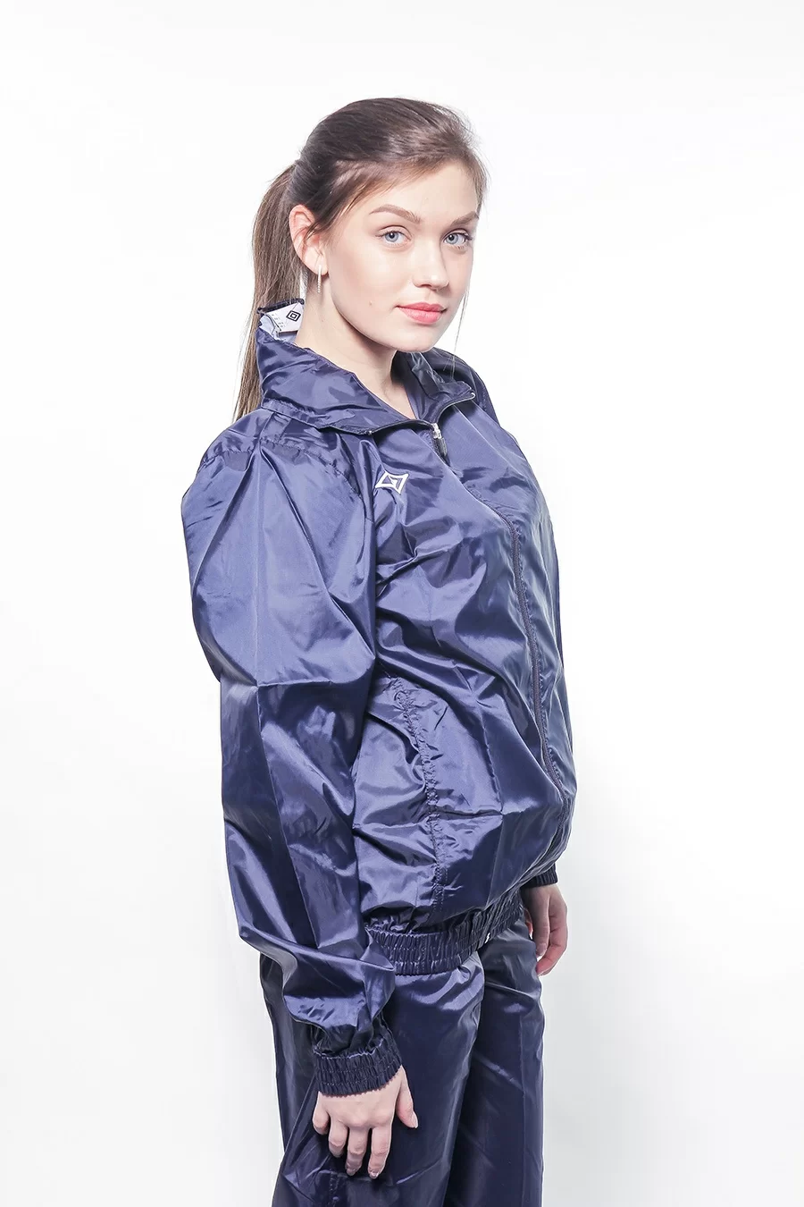 Реальное фото Куртка ветрозащитная Umbro Uniform Training Shower Jacket т.син/бел/бел 413013/911 от магазина Спортев