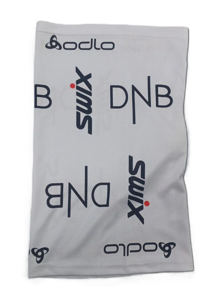 Реальное фото Шарф-труба с лого DnB белый от магазина Спортев