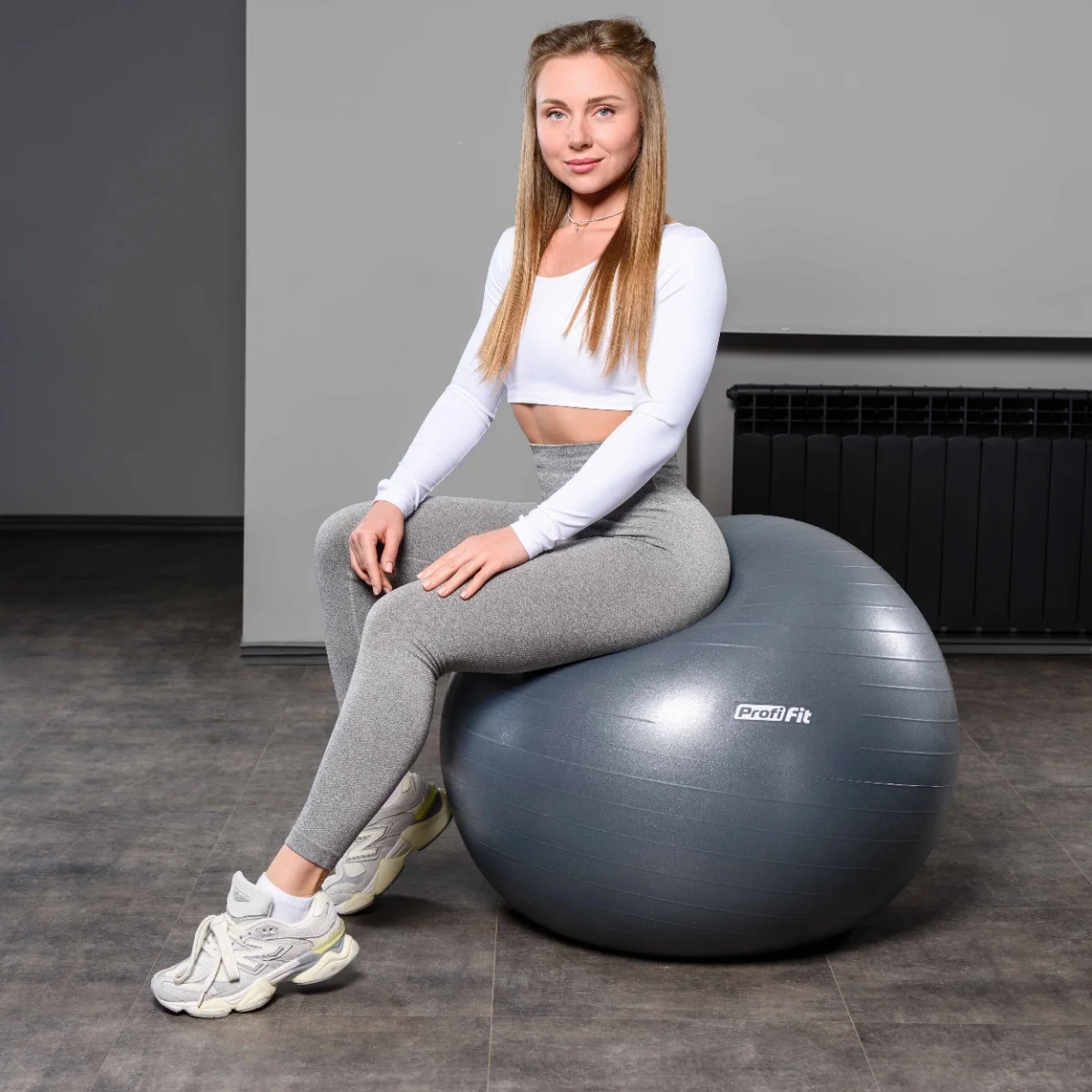 Реальное фото Гимнастический мяч антивзрыв D85 см PROFI-FIT от магазина Спортев