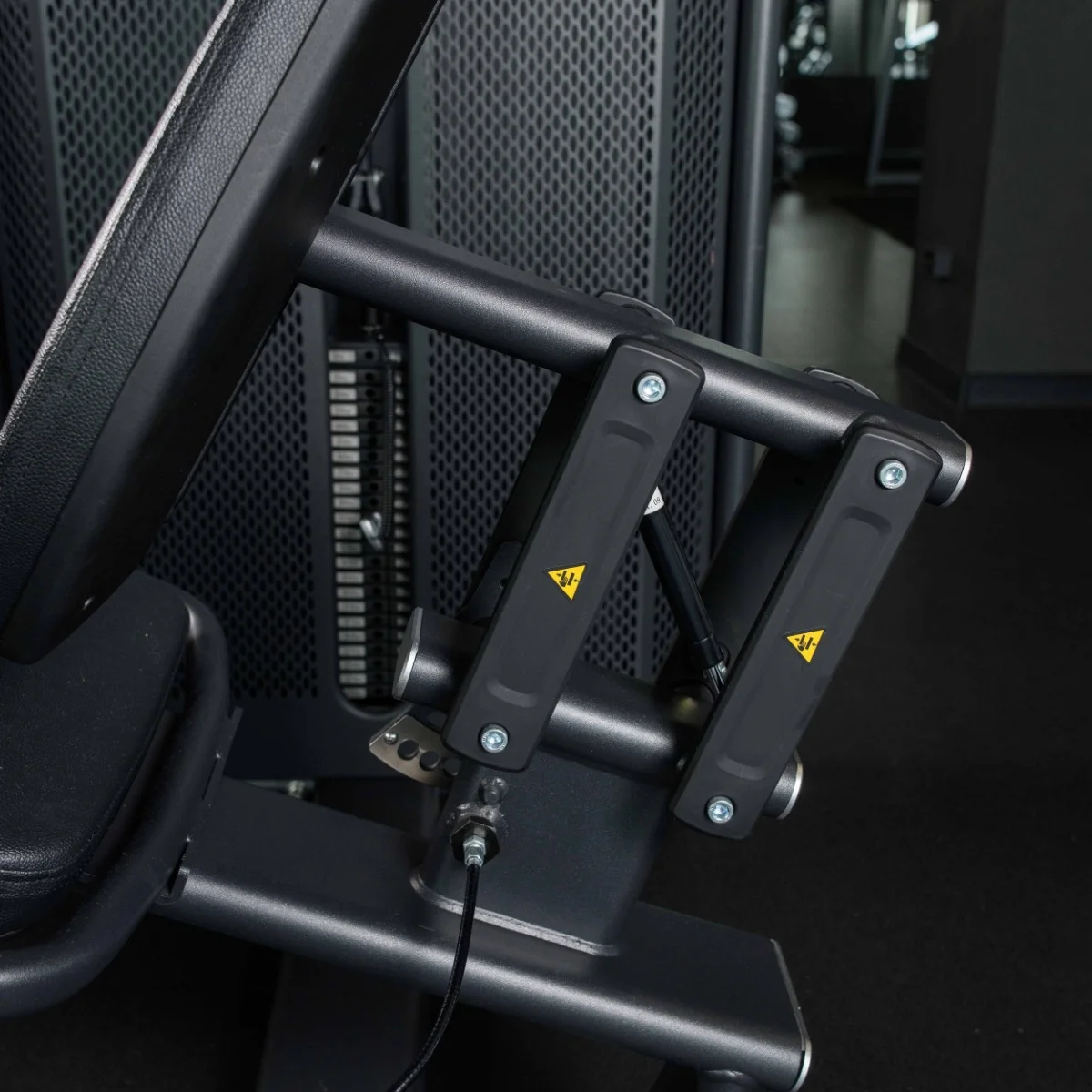 Реальное фото E7002JZ Разгибание ног сидя. Стек 135 кг от магазина Спортев