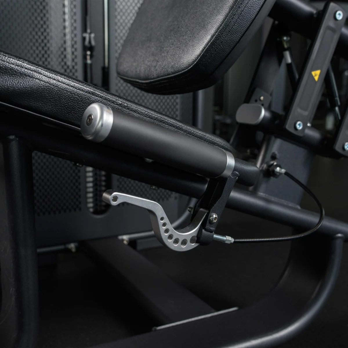 Реальное фото E7002JZ Разгибание ног сидя. Стек 135 кг от магазина Спортев