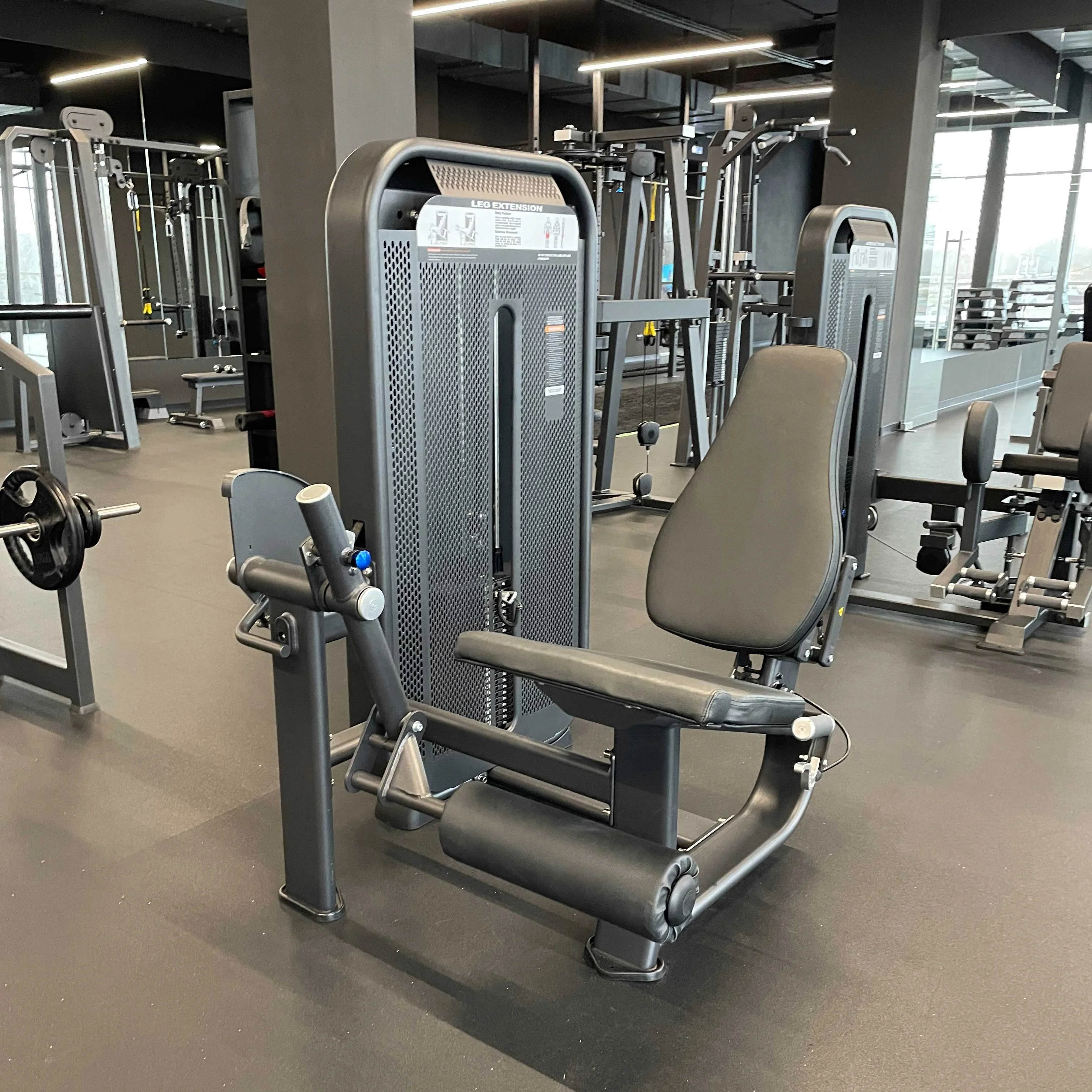 Реальное фото E7002JZ Разгибание ног сидя. Стек 135 кг от магазина Спортев