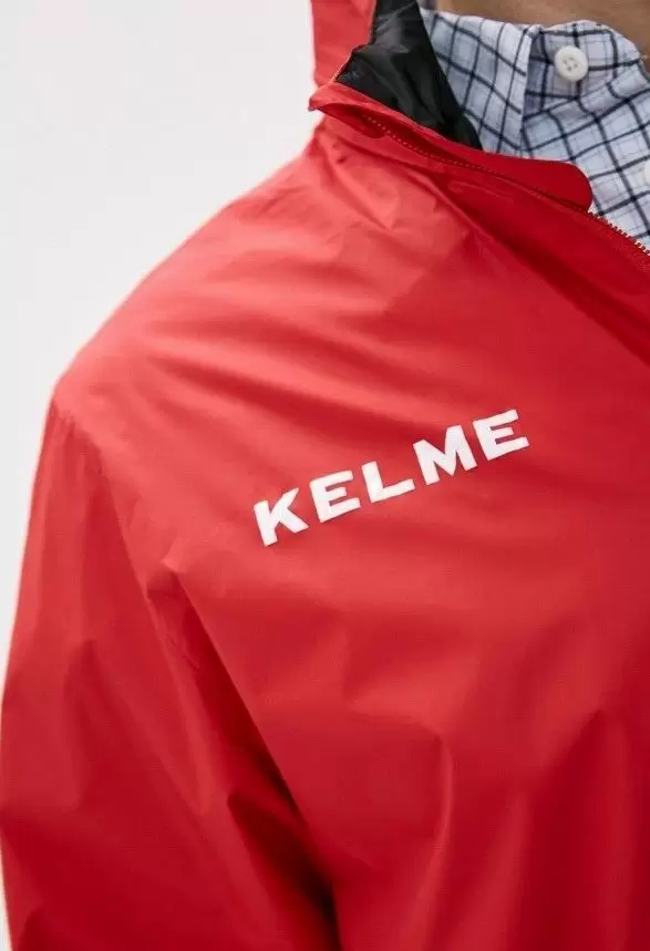 Реальное фото Куртка Kelme Windproof красный 3801241/3803241.600 от магазина СпортЕВ