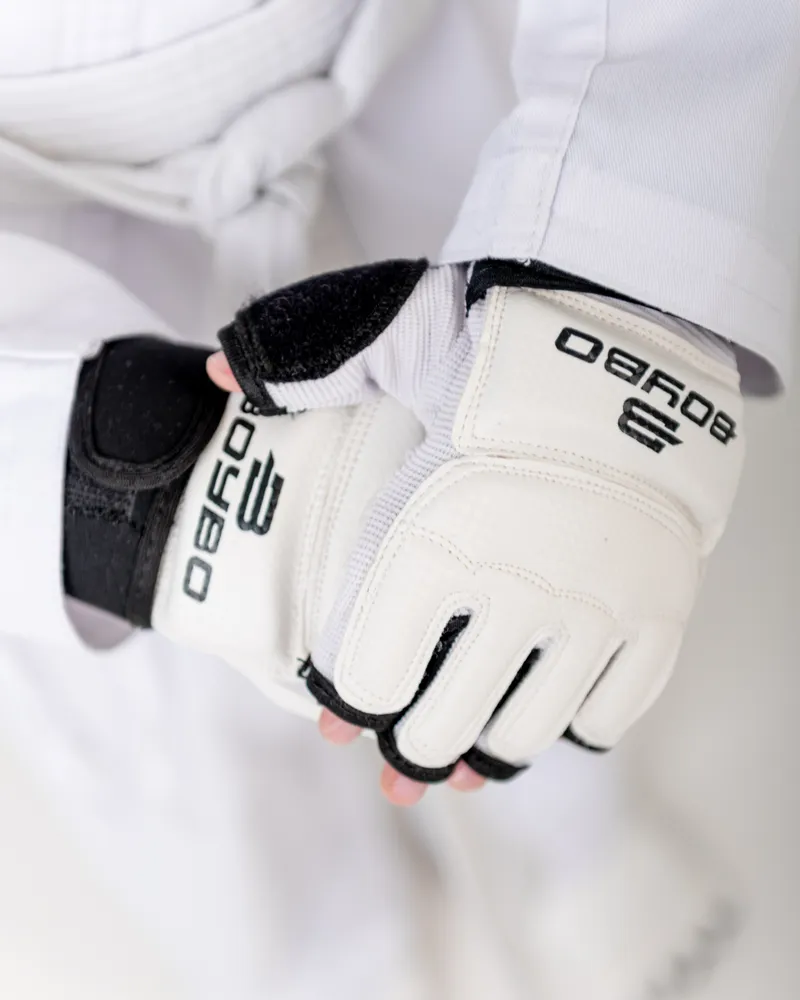 Реальное фото Перчатки тхэквондо BoyBo WTF с фиксацией 0146 от магазина Спортев