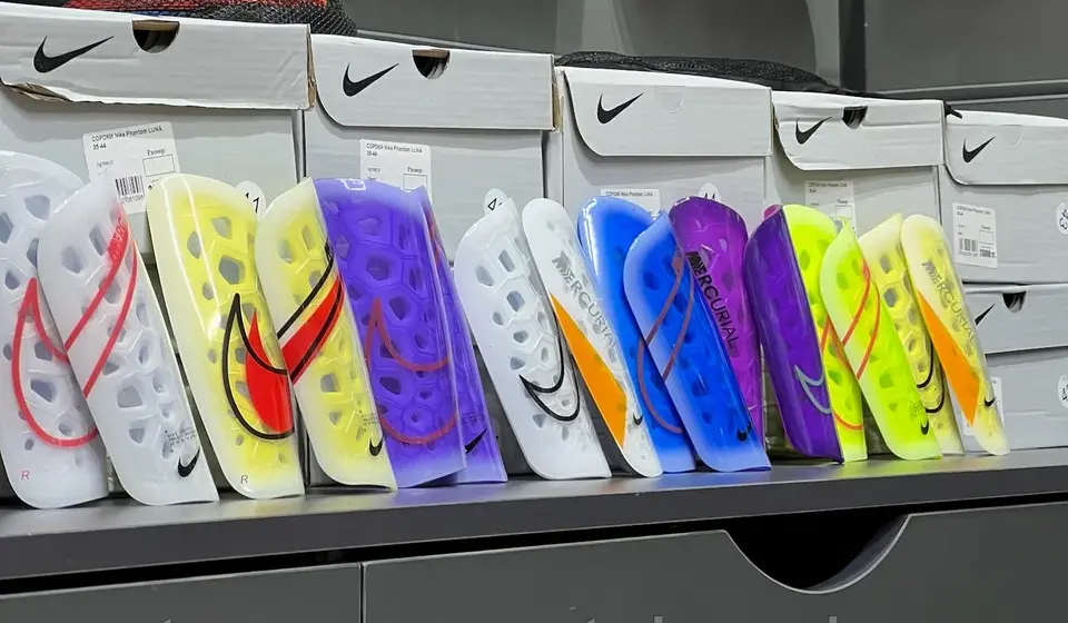 Реальное фото Щитки футбольные Nike Mercurial Lite разноцветные от магазина Спортев
